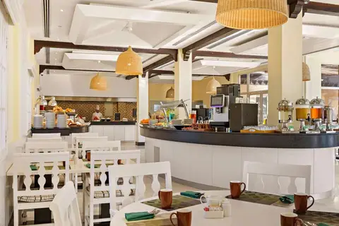 Al Hamra Village Hotel in Nando's — foto 23