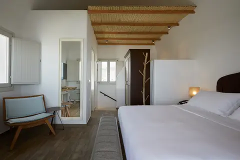 Sea Breeze Santorini Beach Resort, Curio Collection by Hilton in Εξωμύτης — foto 13