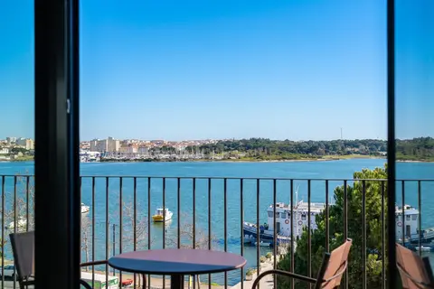Upon Harbor - Seixal Bay Hotel in Seixal