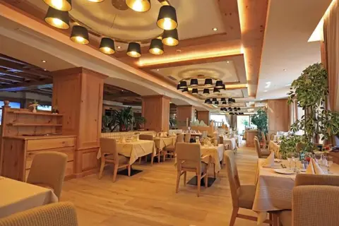 Hotel Cesa Tyrol in Canazei - Cianacei — foto 3