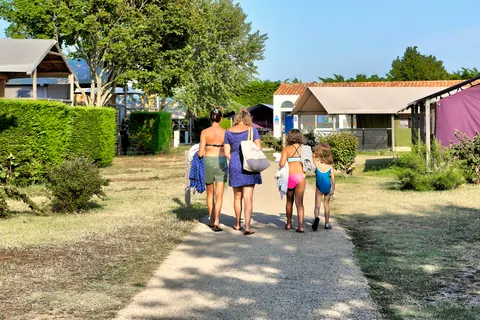 Flower Camping Les Ilates in Loix — foto 9