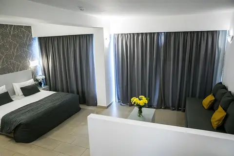 Theo Sunset Bay Hotel in Paphos — foto 23