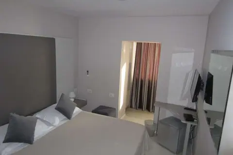 Freddy's Hotel in Tirana — foto 12