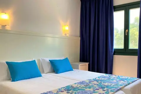 Beach Club Hotel in es Mercadal — foto 18