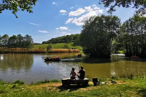 Camping Du Bois De Reveuge in Huanne-Montmartin — foto 35