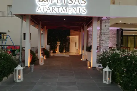 Petsas Apartments in Πέγεια