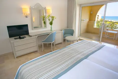 Iberostar Waves Averroes in Decorative Pond — foto 21