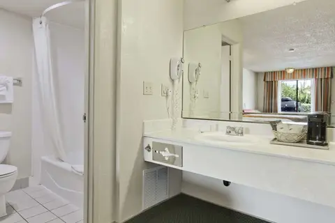 Travelodge Inn & Suites by Wyndham Anaheim on Disneyland Drive in Anaheim, foto 10
