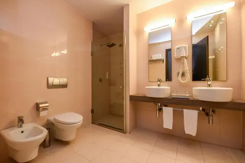 Sky Hotel in Tirana — foto 29