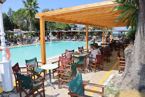 Angela Beach in Καρουσάδες — foto 14