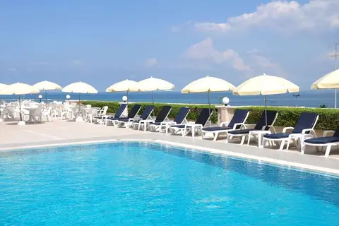 Flipper Lodge Hotel in พัทยา