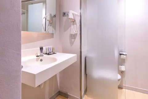 Hotel Madanis in L'hospitalet De Llobregat — foto 17