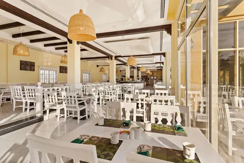 Al Hamra Village Hotel in Nando's — foto 6