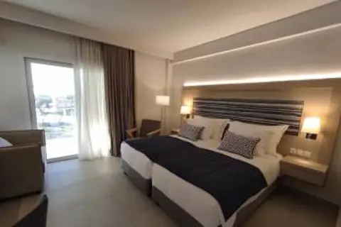 Radisson Paradise Beach Resort in Αμάρυνθος — foto 2