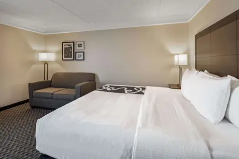 La Quinta Inn & Suites by Wyndham Miami Airport West in Miami — foto 17
