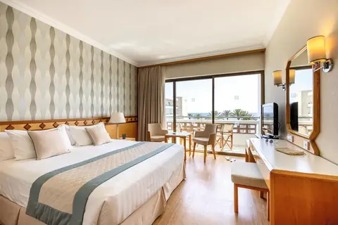 Constantinou Bros Pioneer Beach Hotel in Paphos — foto 2