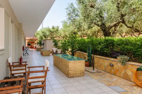 Remezzo Studios & Apartments in Ammoudi — foto 25
