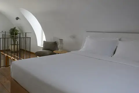 Sea Breeze Santorini Beach Resort, Curio Collection by Hilton in Εξωμύτης — foto 17