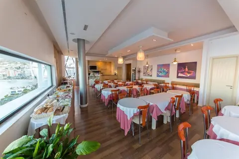 Brilant in Sarandë — foto 6