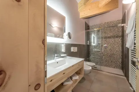 Tevini Dolomites Charming Hotel in Commezzadura — foto 19