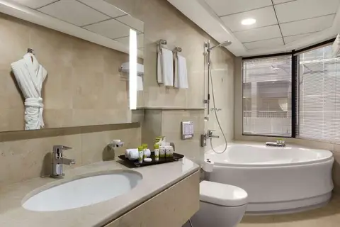 Ramada Hotel & Suites by Wyndham Ajman in عجمان — foto 11