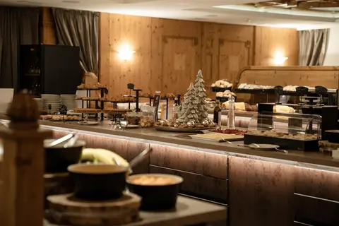 Tevini Dolomites Charming Hotel in Commezzadura — foto 11