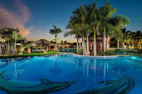 Green Garden Resort & Suites in Arona
