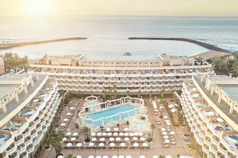 Hotel Cleopatra Palace in Arona